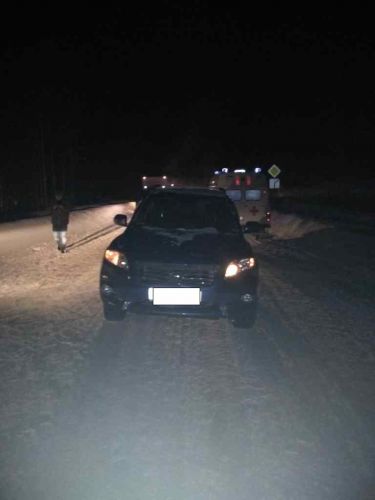 женщина внезапно вышла на середину дороги под колеса авто
